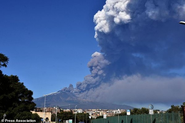 Etna Yanardağı patladı