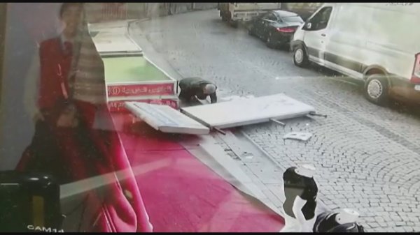 Fatih'te reklam tabelası yaşlı adamın üzerine düştü