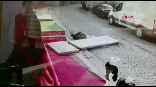Fatih'te reklam tabelası yaşlı adamın üzerine düştü