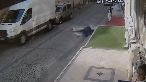 d Fatih'te reklam tabelası yaşlı adamın üzerine düştü