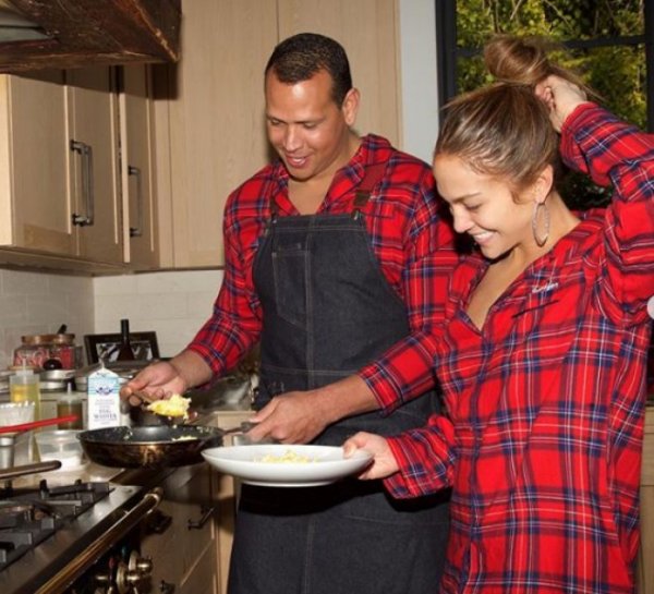 Jennifer Lopez'den pijama partisi