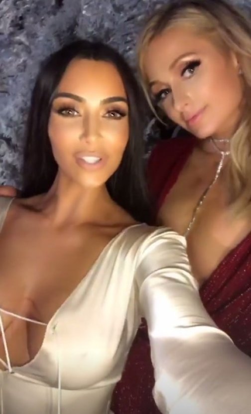 Kim Kardashian evinde parti verdi