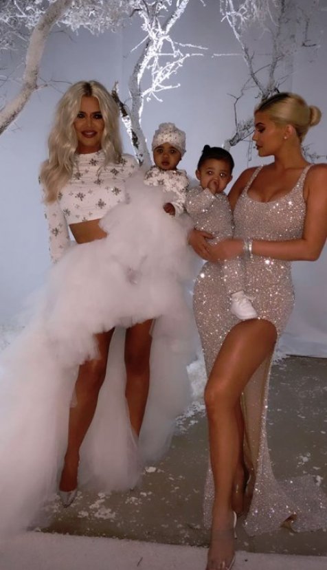 Kim Kardashian evinde parti verdi