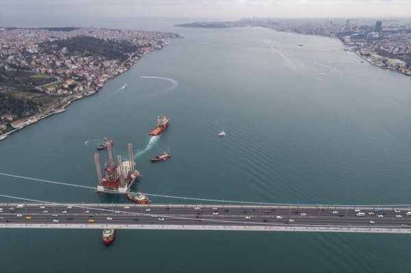 a Dev platform gemisi boğazdan geçti