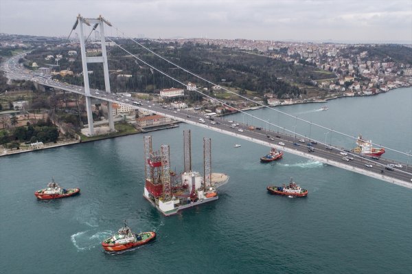 a Dev platform gemisi boğazdan geçti