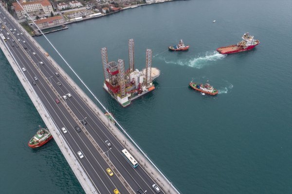 a Dev platform gemisi boğazdan geçti