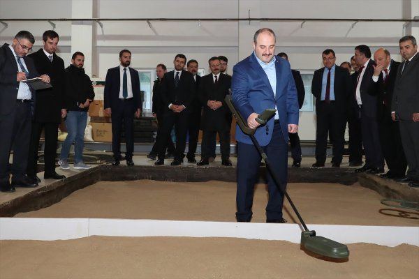 a Bakan Mustafa Varank bilgi güvenliğinin mutfağında