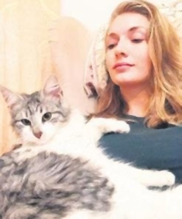 Yasemin Allen kedisine kavuştu