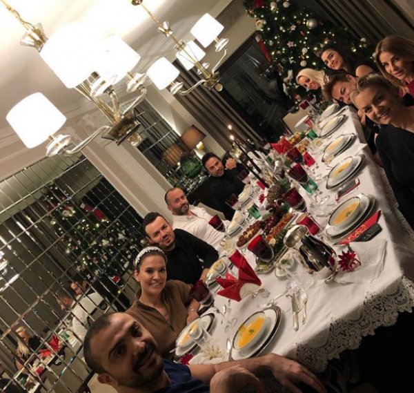 Demet Akalın'dan erken yılbaşı kutlaması