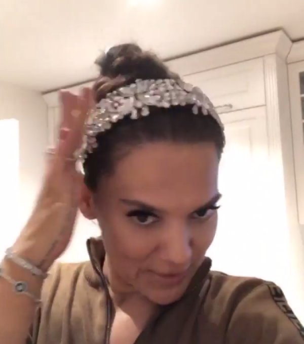 Demet Akalın'dan erken yılbaşı kutlaması