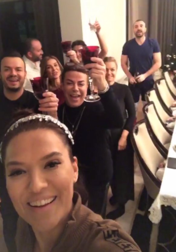 Demet Akalın'dan erken yılbaşı kutlaması