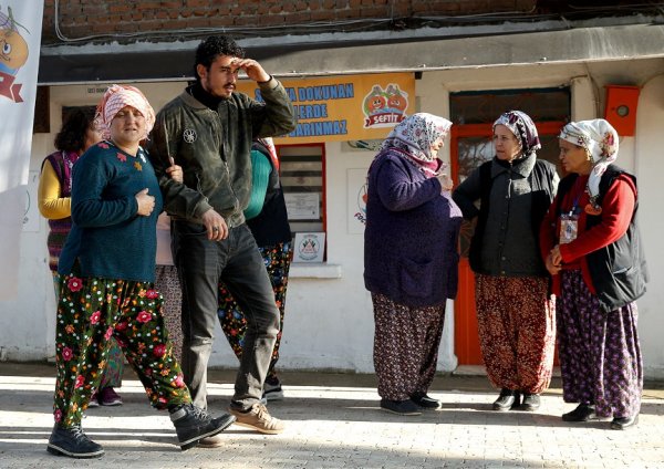 Köylü kadınlarının tiyatro başarısı