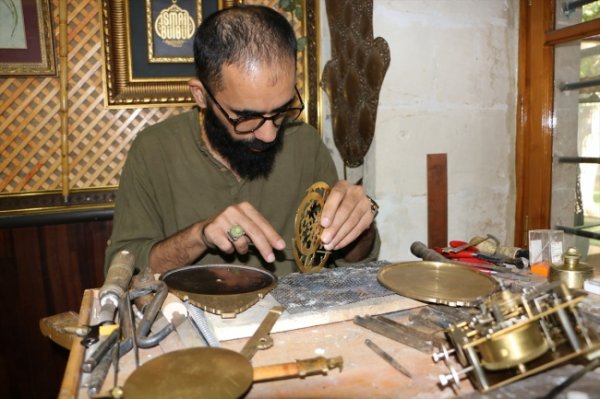 a Usturlabı eski tekniklerle yeniden üretiyor