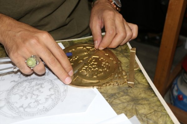 a Usturlabı eski tekniklerle yeniden üretiyor