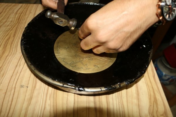 a Usturlabı eski tekniklerle yeniden üretiyor