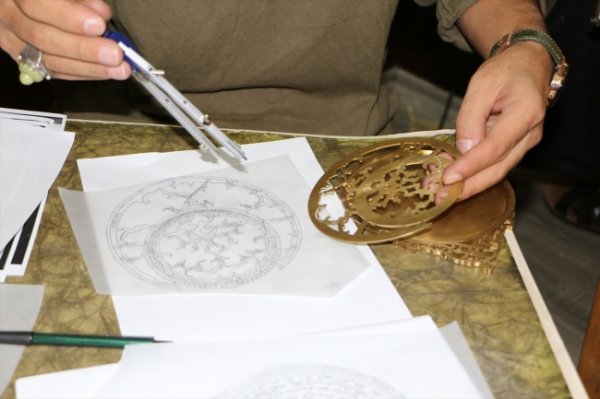 a Usturlabı eski tekniklerle yeniden üretiyor