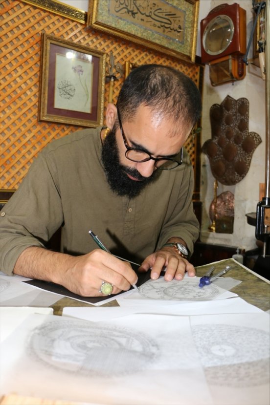 a Usturlabı eski tekniklerle yeniden üretiyor