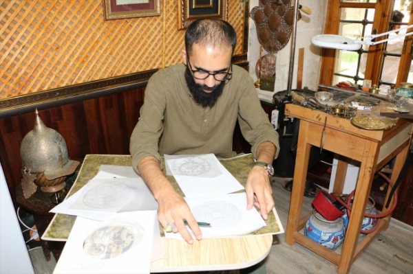 a Usturlabı eski tekniklerle yeniden üretiyor