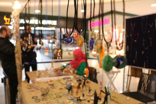 a Kırık bardakları sanata dönüştürüyor