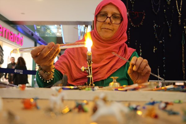 a Kırık bardakları sanata dönüştürüyor