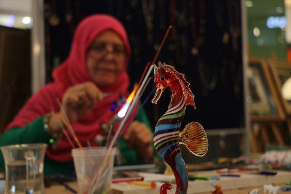 a Kırık bardakları sanata dönüştürüyor