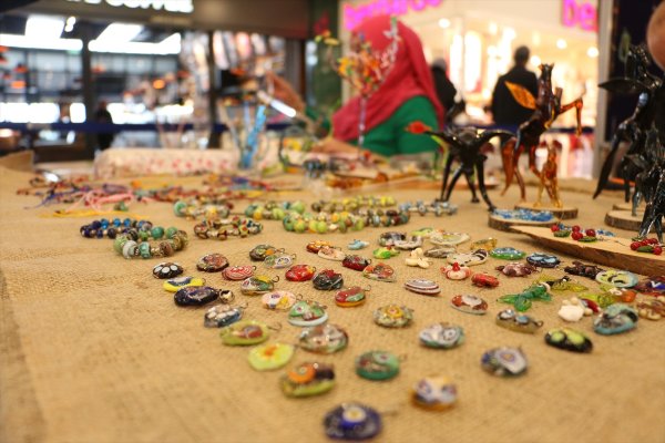 a Kırık bardakları sanata dönüştürüyor