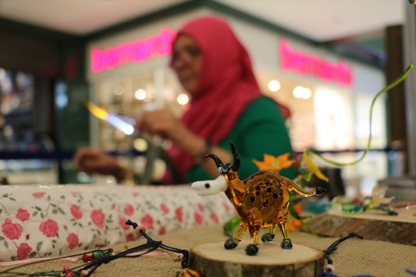 a Kırık bardakları sanata dönüştürüyor