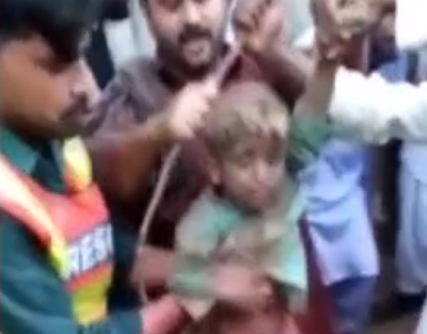 Hindistan'da sondaj deliğine düşen çocuk