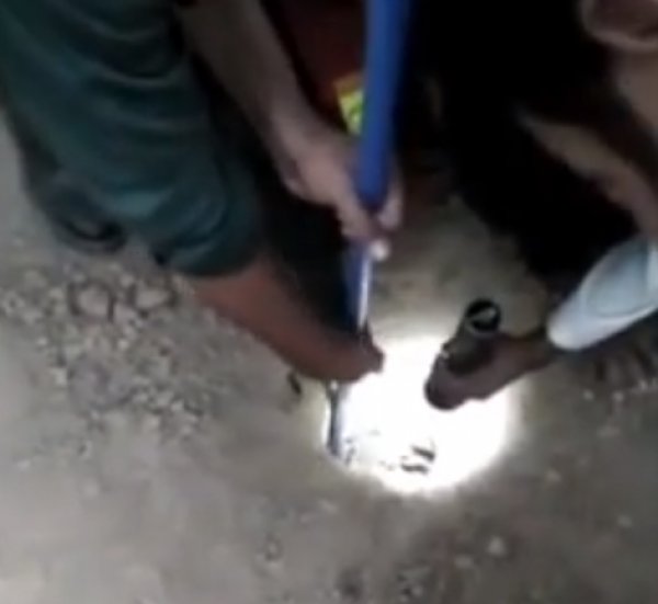 Hindistan'da sondaj deliğine düşen çocuk