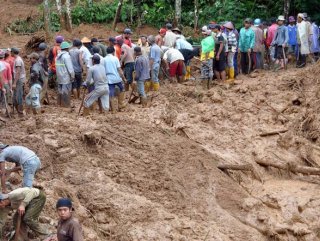 Endonezya'da heyelan: 1 ölü, 13 yaralı