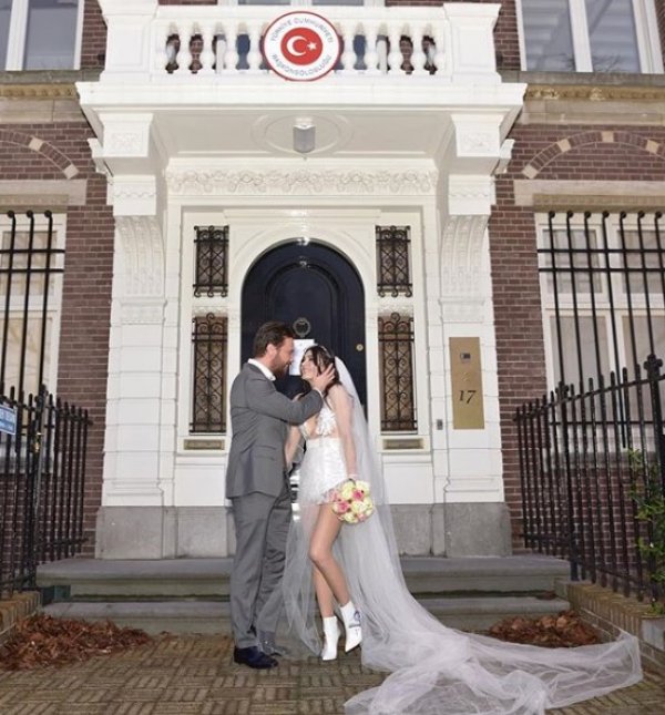 Sinan Akçıl, Burcu Kıratlı'yla evlendi