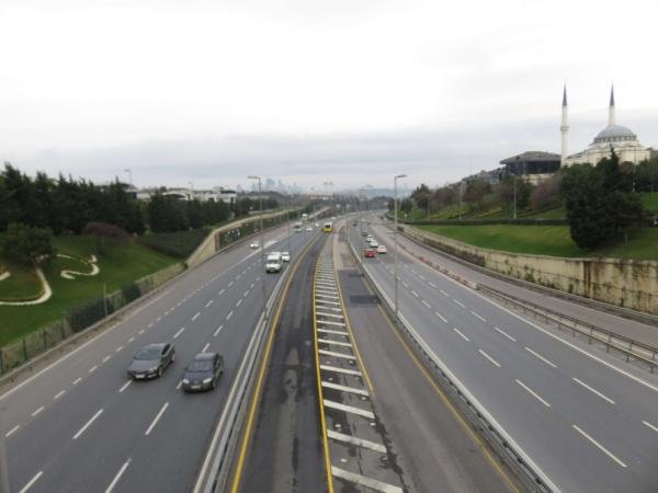 Yeni yılın ilk gününde yollar boş kaldı