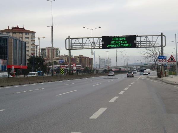 Yeni yılın ilk gününde yollar boş kaldı