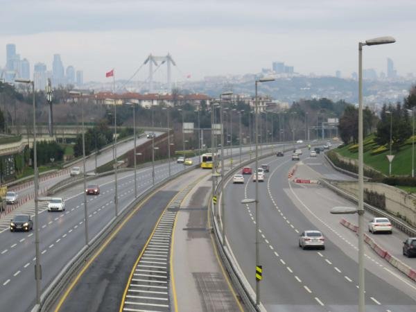 Yeni yılın ilk gününde yollar boş kaldı