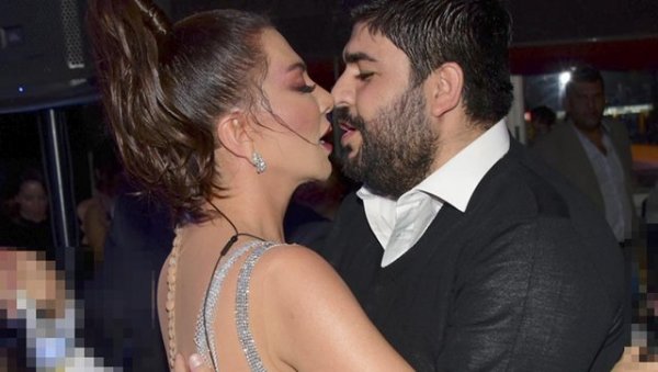 Ebru Yaşar'dan yeni yıl öpücüğü