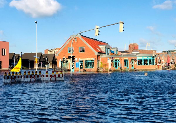 r Almanya'nın kuzeyinde deniz taştı