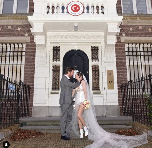 Sinan Akçıl'ın düğün hediyesi