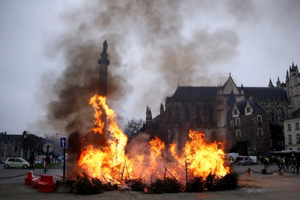 r Fransa'da Sarı Yelekliler sekizinci kez sokaklarda