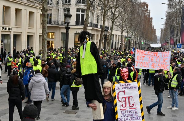 a Fransa'da Sarı Yelekliler sekizinci kez sokaklarda