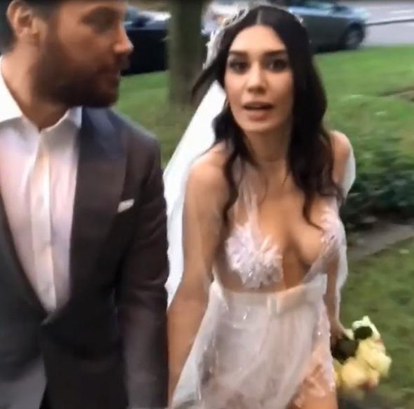 Burcu Kıratlı olay gelinliğini yorumladı