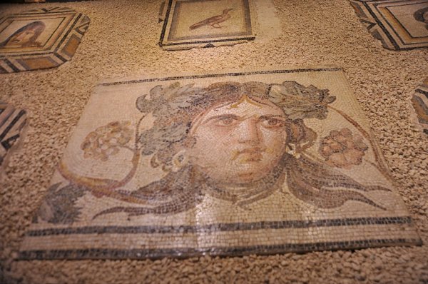 Çingene Kızı mozaiğine ziyaretçi yoğunluğu