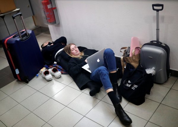 Berlin havalimanlarındaki grev uçuşları iptal ettirdi