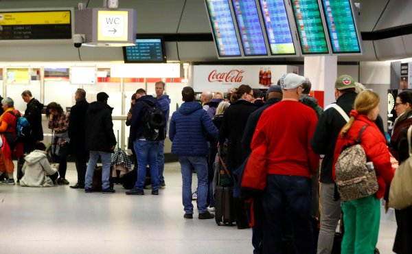 Berlin havalimanlarındaki grev uçuşları iptal ettirdi