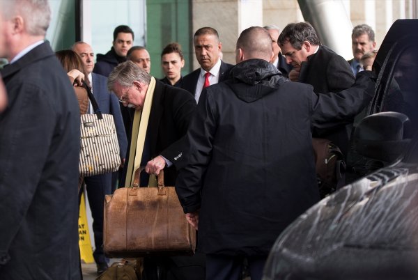 Bolton 2 kırmızı dosya ile ülkesine döndü