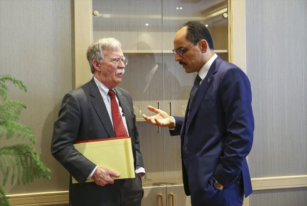 Bolton 2 kırmızı dosya ile ülkesine döndü