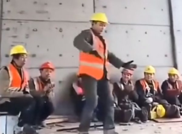 İnşaat işçisinden ay yürüyüşü