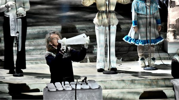 Buzdan enstrümanlarla konser veriyorlar