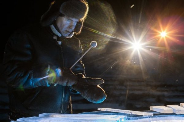 Buzdan enstrümanlarla konser veriyorlar