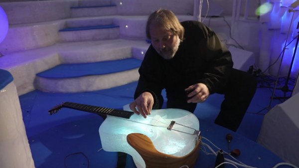 Buzdan enstrümanlarla konser veriyorlar