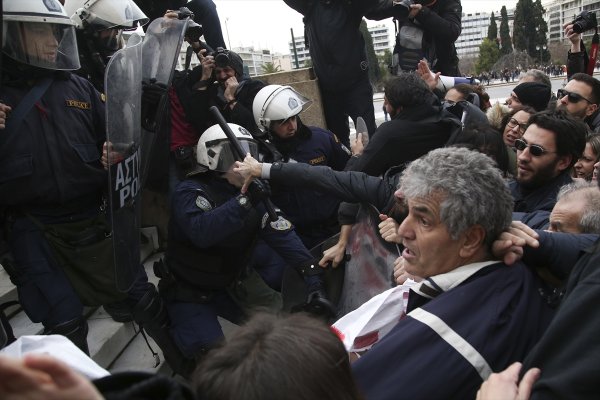 Yunanistan'da öğretmenlerden olaylı gösteri